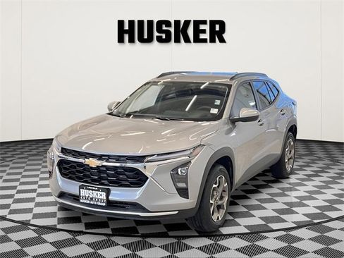 Used 2025 Chevrolet Trax LT w/ LT Convenience Package image 4