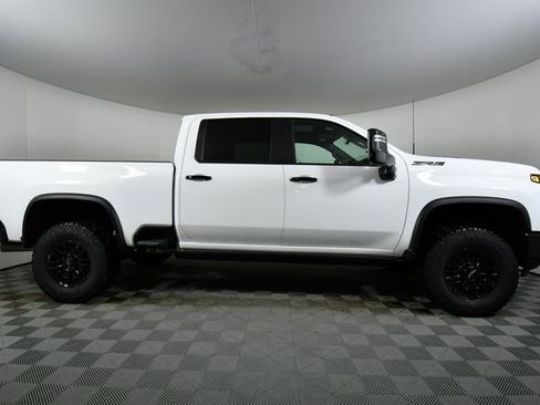 Used 2025 Chevrolet Silverado 2500 ZR2 w/ Technology Package image 15