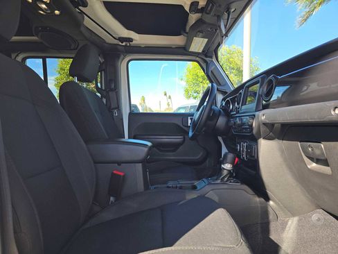 Used 2021 Jeep Gladiator Sport image 11