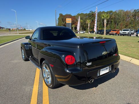 Used 2004 Chevrolet SSR w/ Preferred Equipment Group image 11