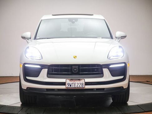 Certified 2025 Porsche Macan AWD/4WD image 10