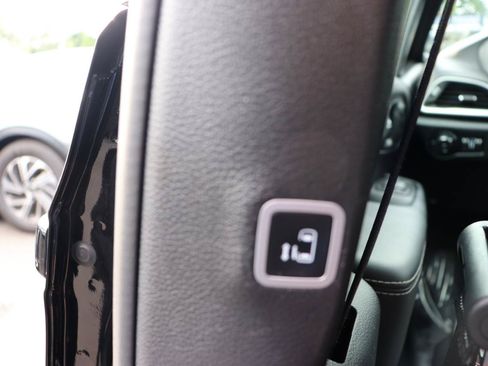 Used 2025 Chrysler Pacifica Select FWD image 25