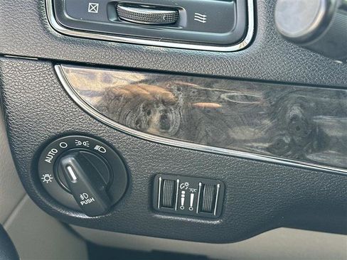 Used 2016 Chrysler Town & Country Touring w/ Driver Convenience Group FWD image 13