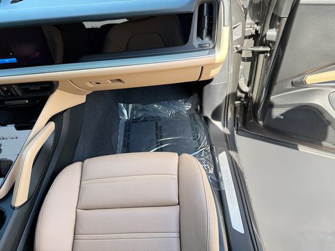 Used 2025 Porsche Cayenne Coupe image 18