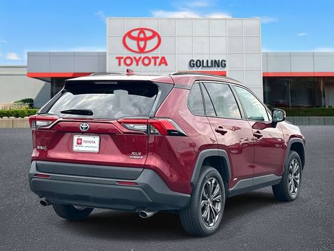 Used 2022 Toyota RAV4 XLE Premium AWD/4WD image 5