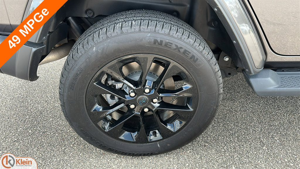 Used 2025 Jeep Wrangler Unlimited Sahara AWD/4WD image 9