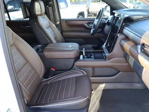 Used 2025 GMC Yukon Denali Ultimate AWD/4WD image 40
