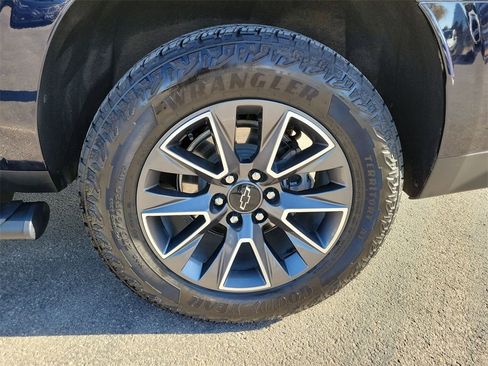 Used 2024 Chevrolet Suburban Z71 w/ Luxury Package image 11