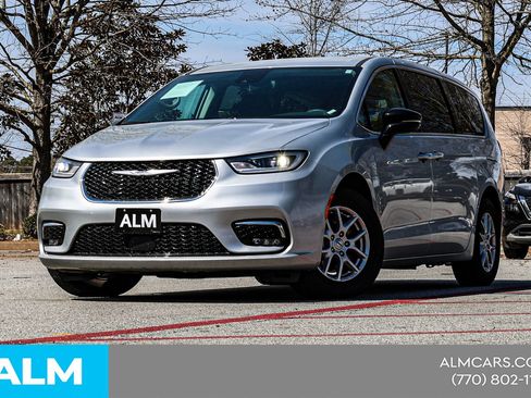 Used 2024 Chrysler Pacifica Touring-L FWD image 2