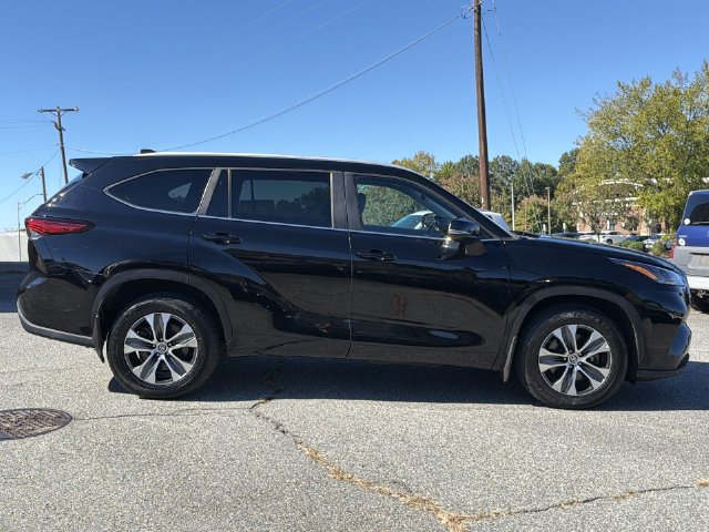 Used 2023 Toyota Highlander XLE AWD/4WD image 14