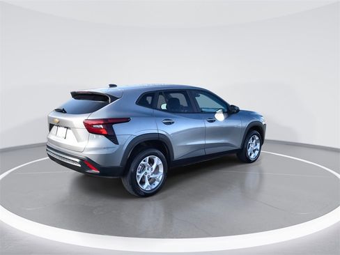Used 2024 Chevrolet Trax LS w/ LS Convenience Package image 8