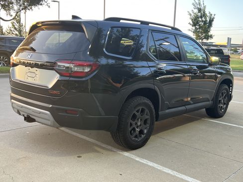 Used 2025 Honda Pilot TrailSport image 10