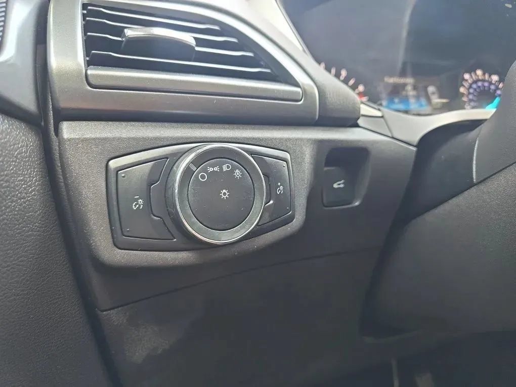 Used 2014 Ford Fusion SE FWD image 23