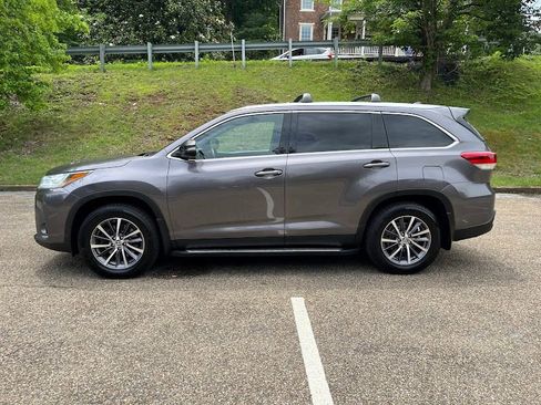 Used 2019 Toyota Highlander XLE AWD/4WD image 24