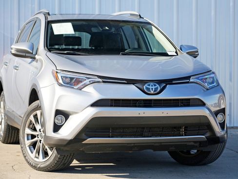 Used 2017 Toyota RAV4 Limited image 2