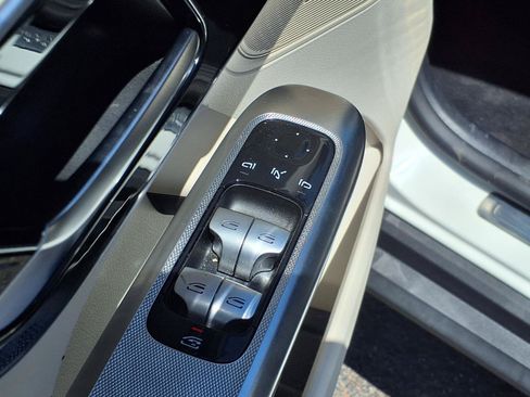 Used 2024 Mercedes-Benz GLC 300 image 19
