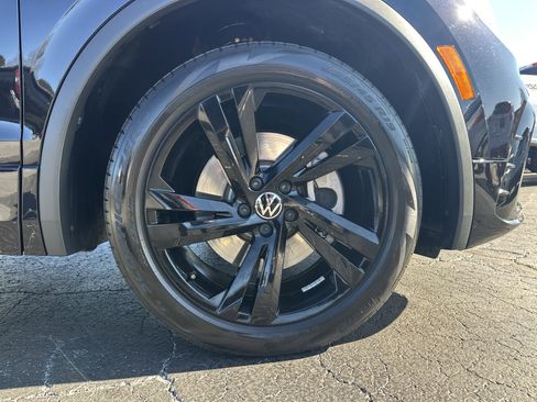 Used 2023 Volkswagen Tiguan SE R-Line image 13