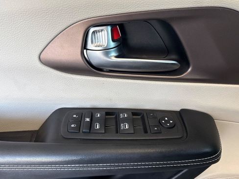 Certified 2022 Chrysler Voyager LX FWD image 11