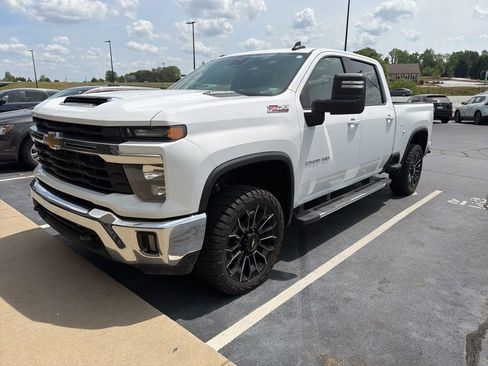 Used 2024 Chevrolet Silverado 2500 LT image 3