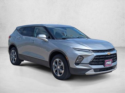 Used 2025 Chevrolet Blazer LT image 3