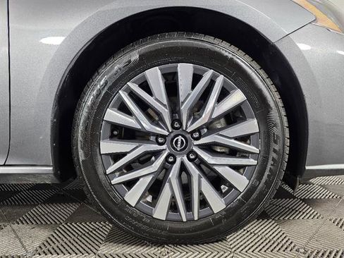 Used 2024 Nissan Altima 2.5 SV FWD image 12