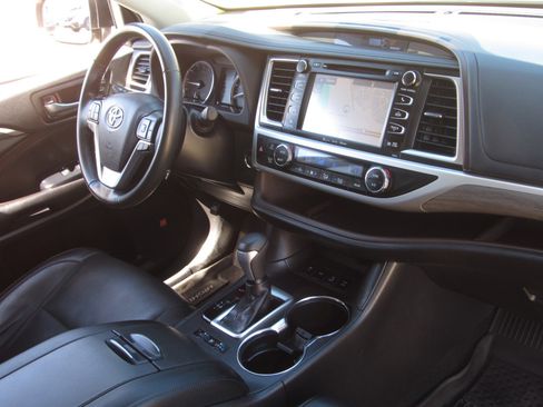 Used 2019 Toyota Highlander Limited image 10