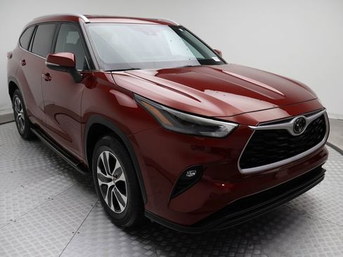 Certified 2023 Toyota Highlander XLE image 6