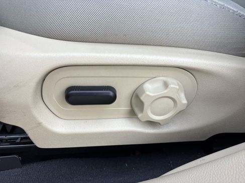 Used 2019 Ford Taurus SE image 19