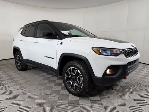 Used 2025 Jeep Compass Trailhawk AWD/4WD image 6