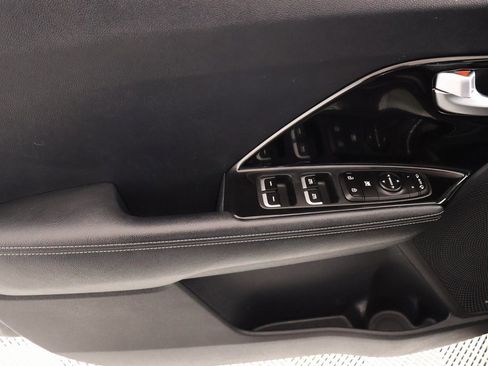 Used 2019 Kia Niro S Touring image 16