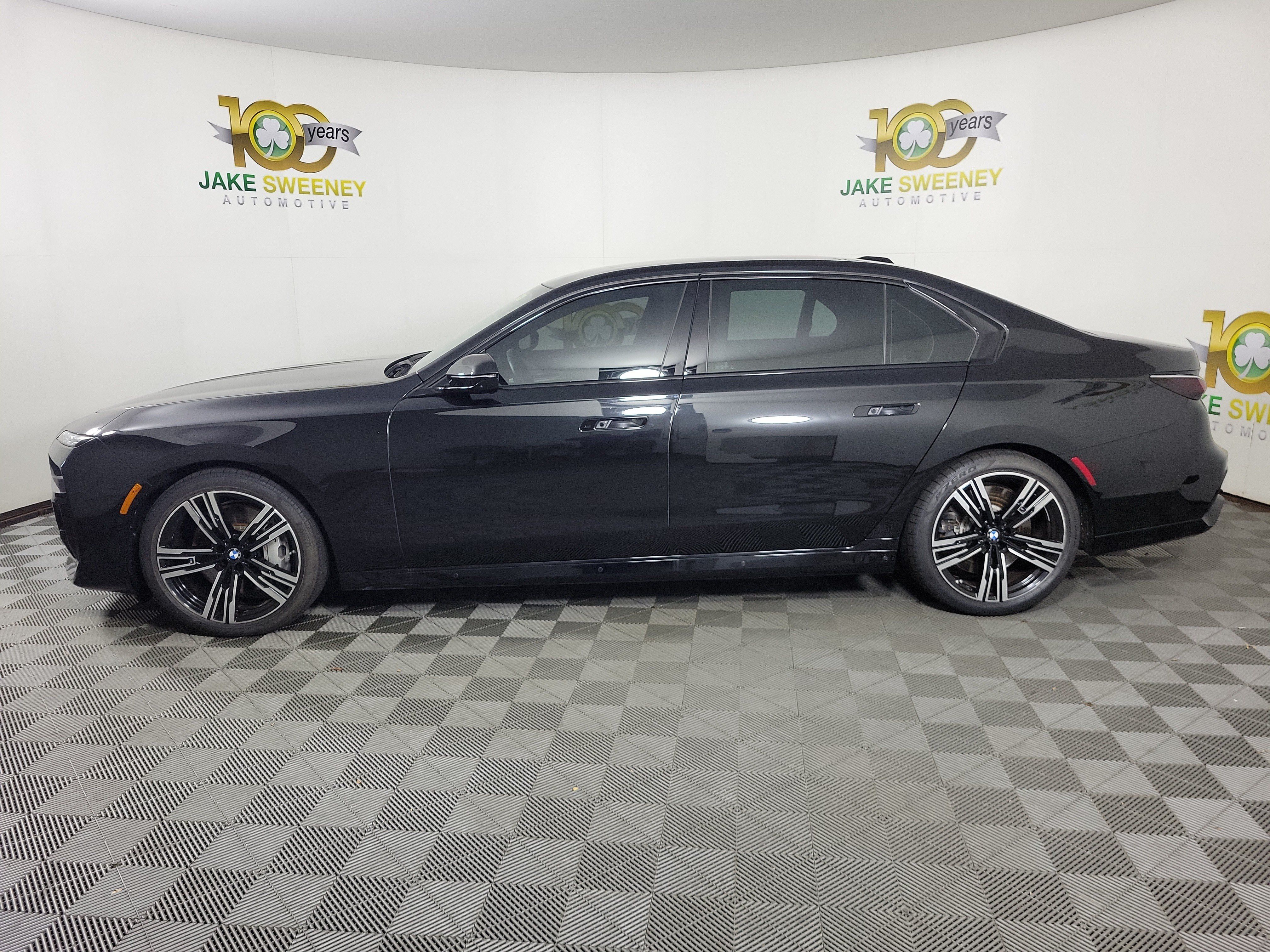 Used 2024 BMW 760i xDrive w/ Executive Package AWD/4WD image 2