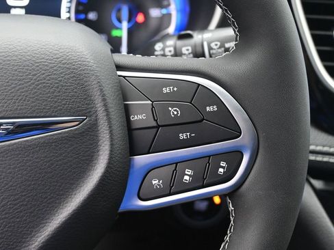 New 2026 Chrysler Pacifica Select AWD/4WD image 10