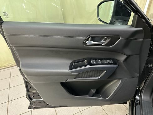 Used 2025 Nissan Pathfinder SL AWD/4WD image 37