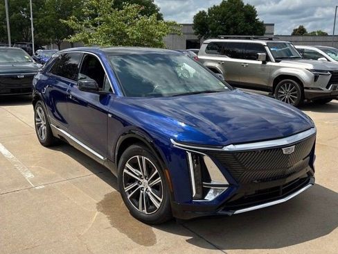 Certified 2024 Cadillac Lyriq Luxury AWD/4WD image 4