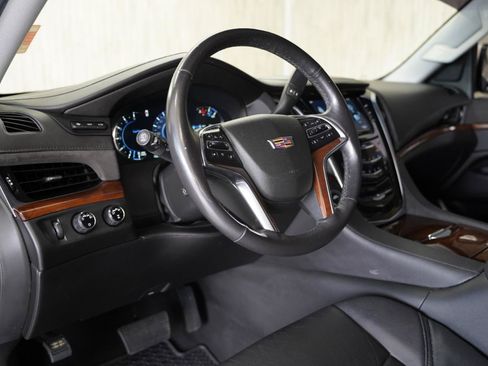 Used 2019 Cadillac Escalade Luxury AWD/4WD image 11