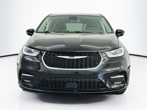 Used 2024 Chrysler Pacifica Touring-L FWD image 2