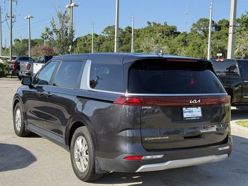 Used 2022 Kia Carnival LX FWD image 2