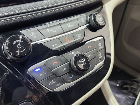 Used 2023 Chrysler Pacifica Limited image 33