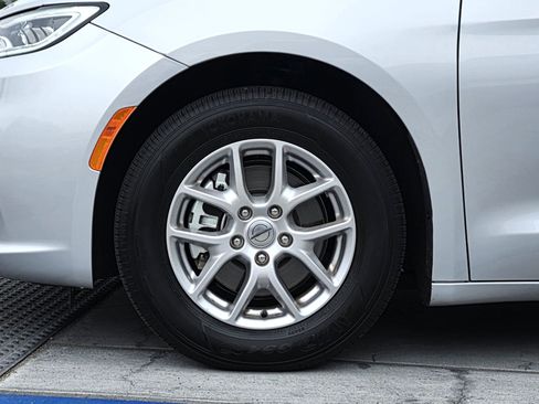 Certified 2024 Chrysler Pacifica Touring-L image 10