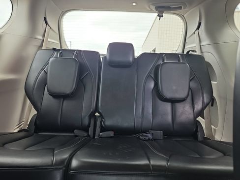 Used 2023 Chrysler Pacifica Touring-L FWD image 11
