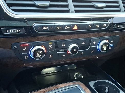 Used 2017 Audi Q7 3.0T Premium Plus w/ Premium Plus Package image 21