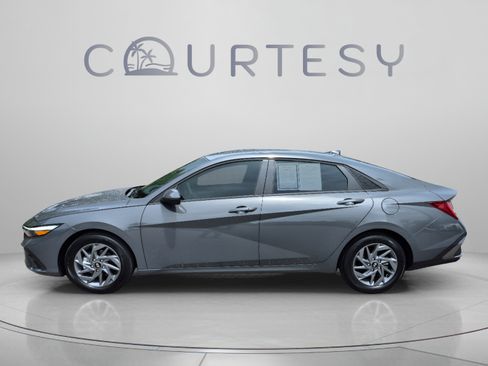 Used 2025 Hyundai Elantra Hybrid FWD image 2