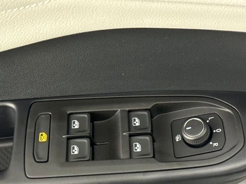 New 2026 Volkswagen Taos SEL image 18