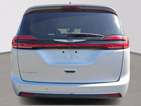 Used 2023 Chrysler Pacifica Touring-L FWD image 5