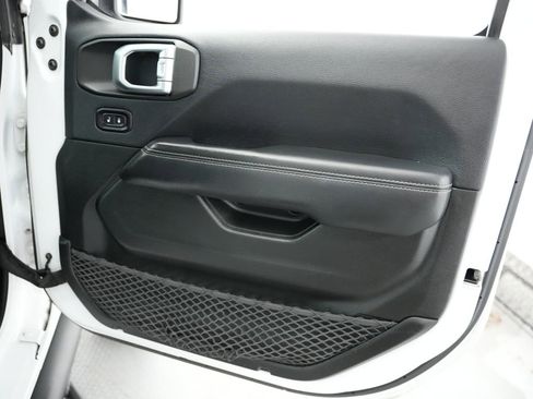 Used 2018 Jeep Wrangler Unlimited Sahara image 46