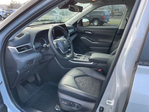 Certified 2024 Toyota Highlander XLE image 10