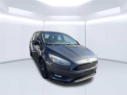 Used 2015 Ford Focus SE w/ SE Sport Package FWD image 3