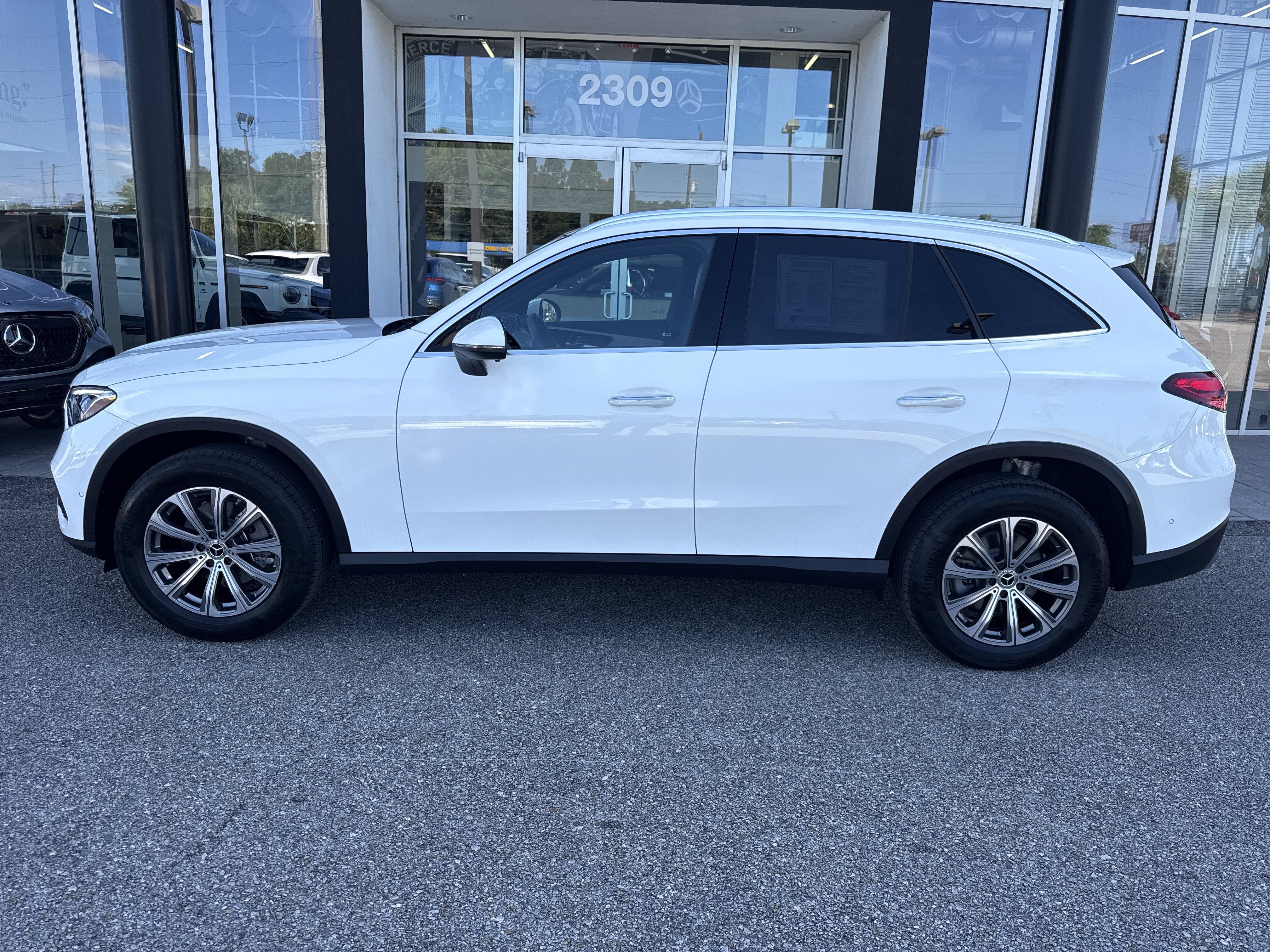 Used 2025 Mercedes-Benz GLC 300 4MATIC image 2