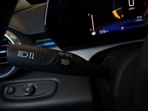 Used 2025 Chevrolet Trax LT FWD image 38