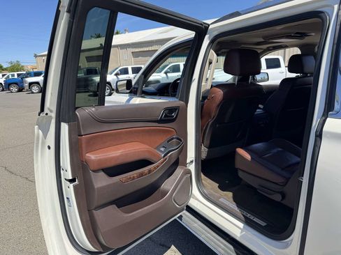 Used 2015 Chevrolet Suburban LTZ RWD image 21